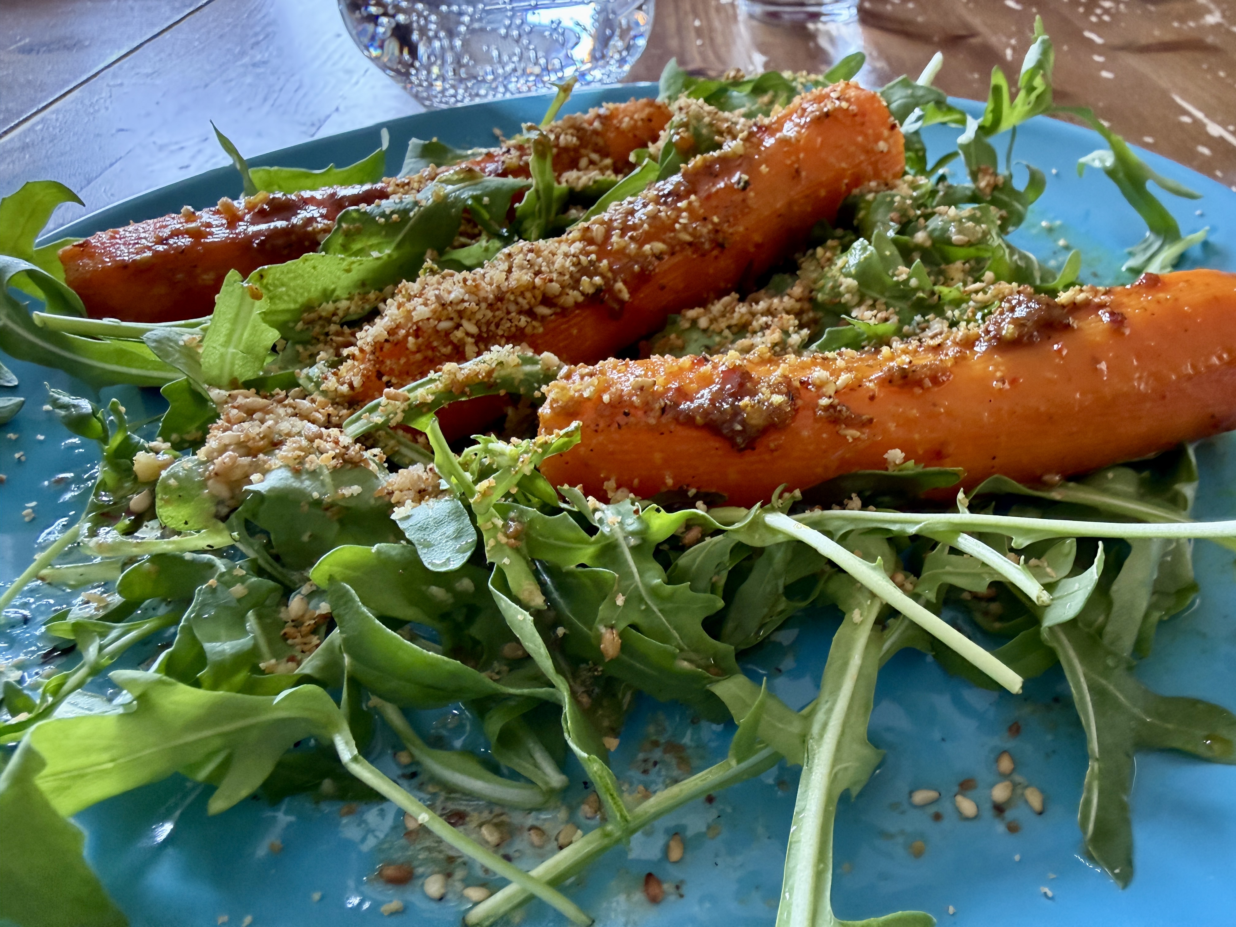 <i>Glasierte Karotten</i><i>mit Sesam-Crunch</i>